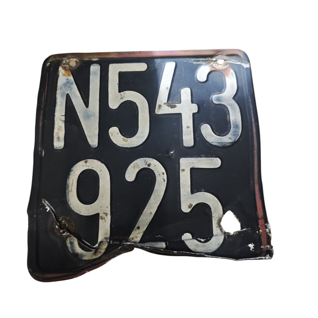 quadratisches österreichisches Kfz-Kennzeichen schwarzes Taferl weißer Aufschrift